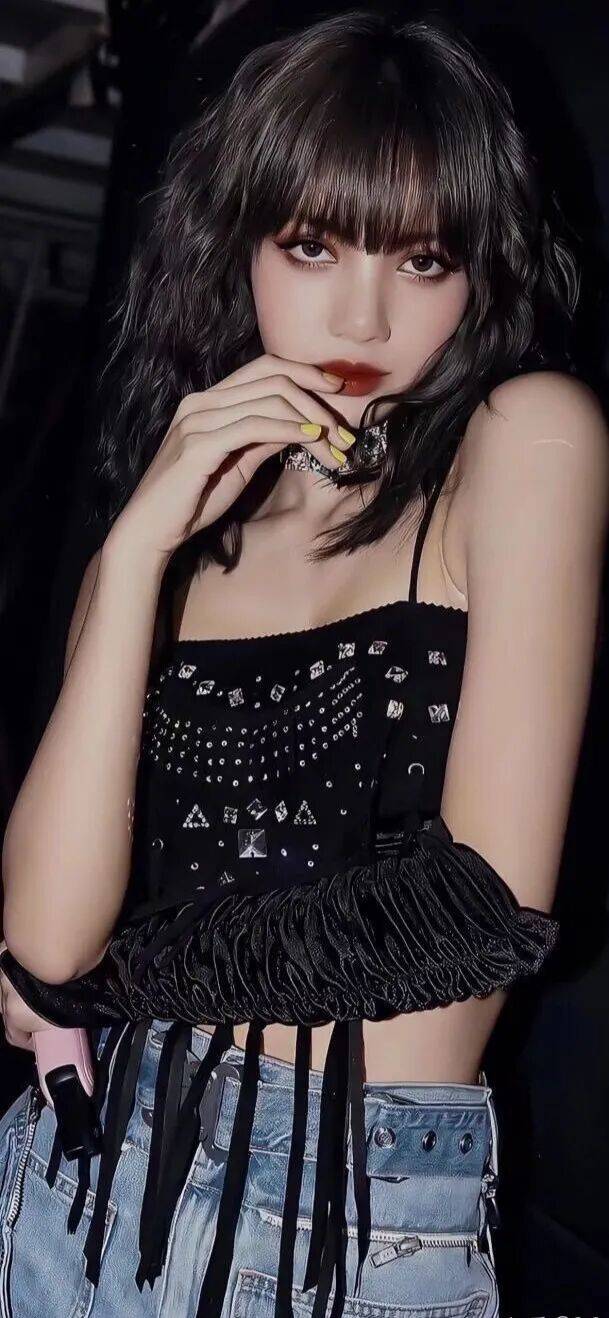 疯马秀表演后Lisa要当脱衣秀主持人？粉丝澄清不是那活动