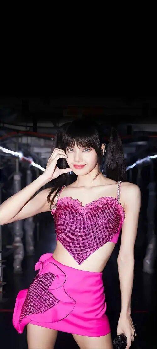 疯马秀表演后Lisa要当脱衣秀主持人？粉丝澄清不是那活动