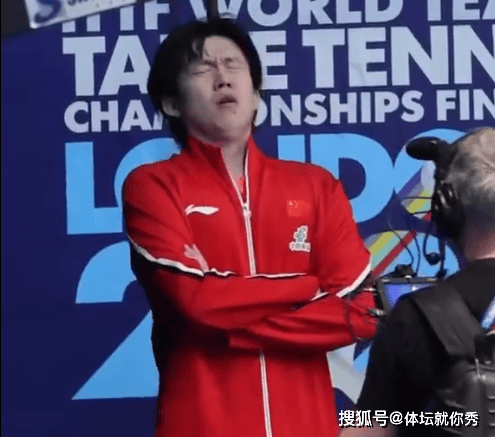 梁靖崑0-3爆冷！谁注意王楚钦的表情，一脸的无奈，马龙给大胖复盘