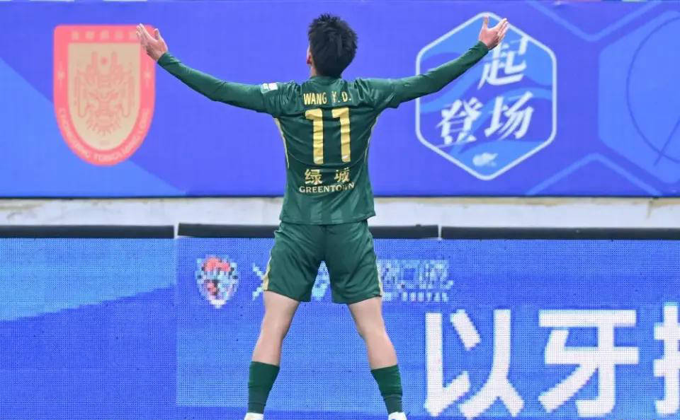 王钰栋终结5场进球荒！精彩凌空抽射复刻C罗SIU，全场欢庆