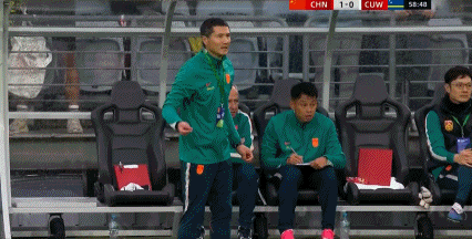 国足首发吓了伪球迷们一大跳！拳怕少壮，邵佳一放弃控球率就对了